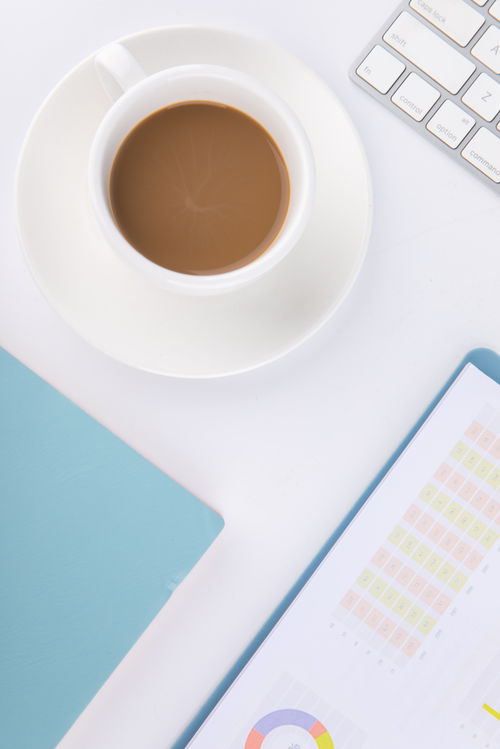 提神咖啡與辦公用品 商務攝影中的靜謐與活力